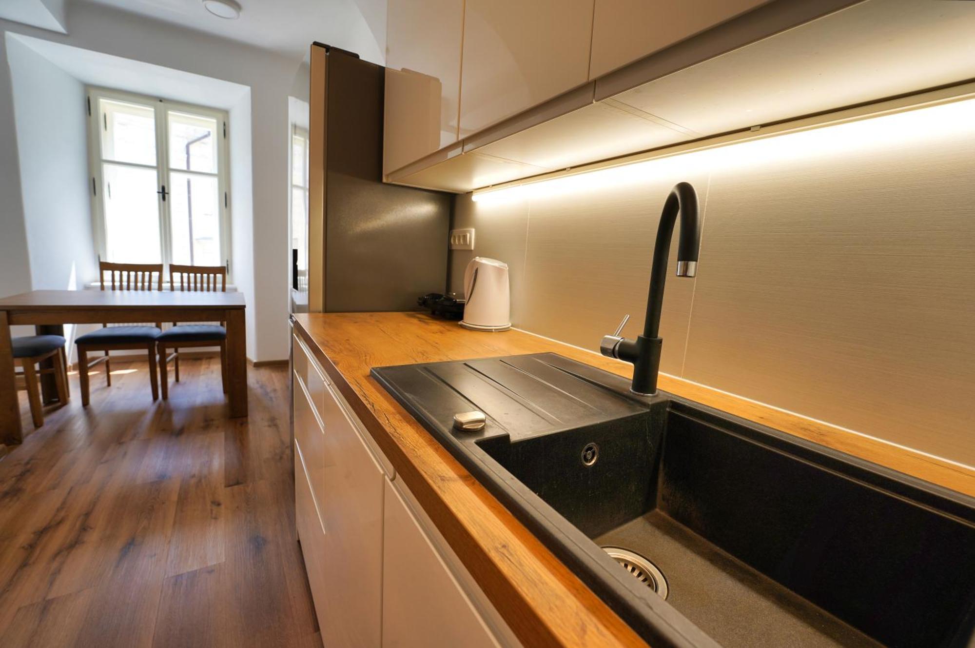 Metro 7 Apartment