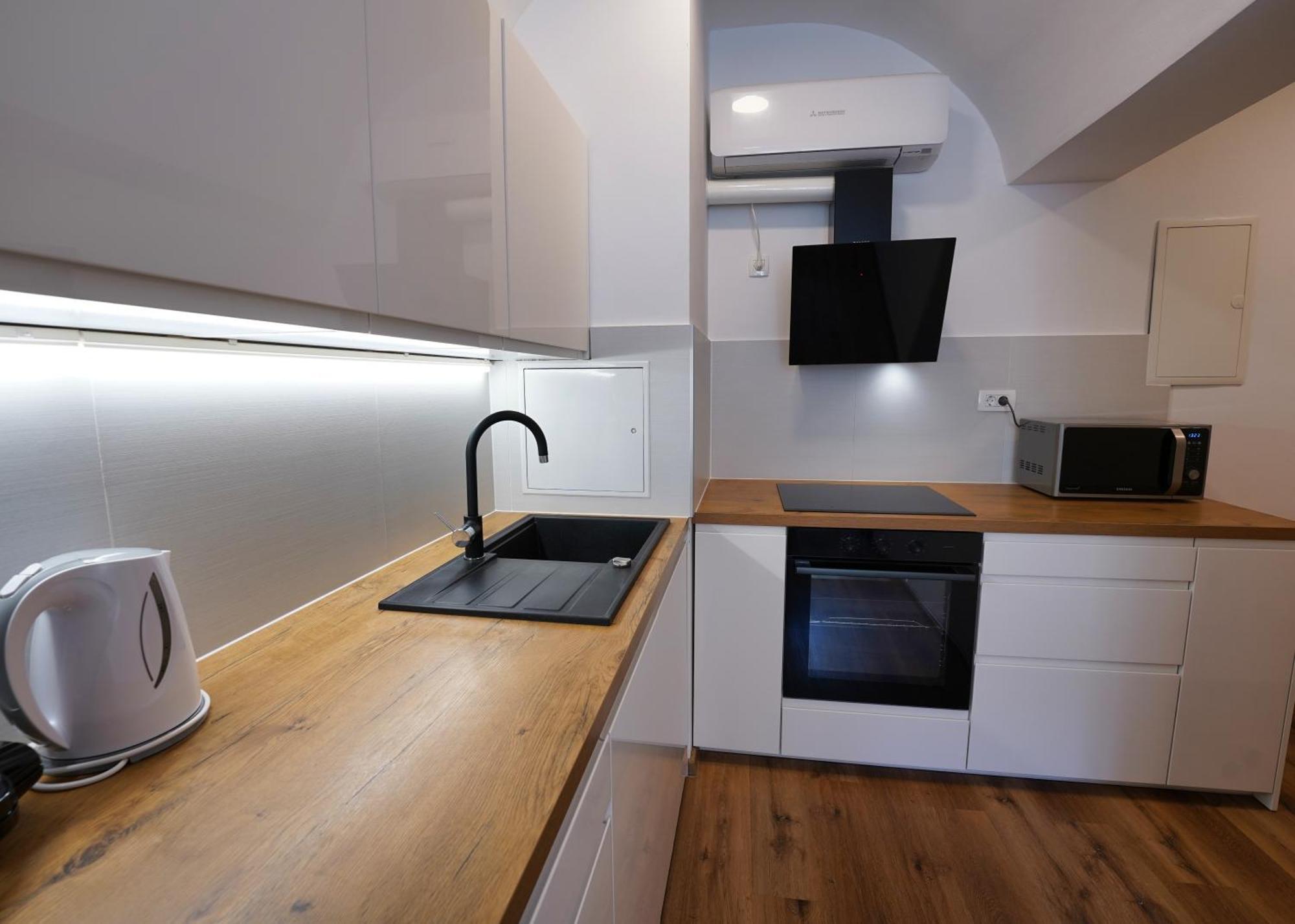 Metro 7 Apartment